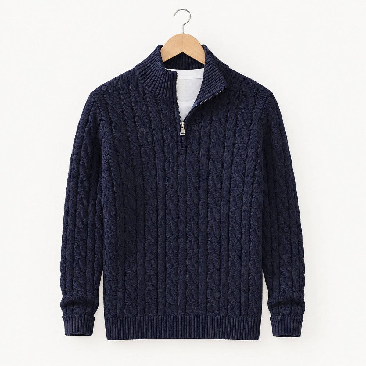 Taebaek Zopfmuster-Pullover in Marineblau auf Holzbügel