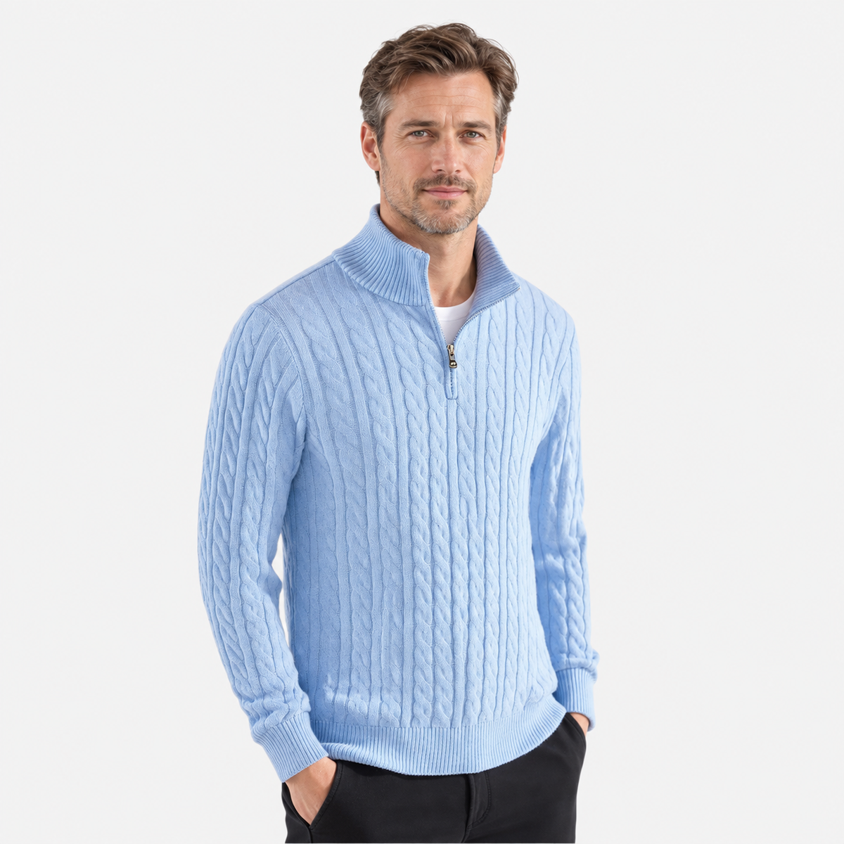 Deutsches Model im hellblauen Taebaek Zopfmuster-Pullover