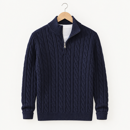Taebaek Zopfmuster-Pullover in Marineblau auf Holzbügel
