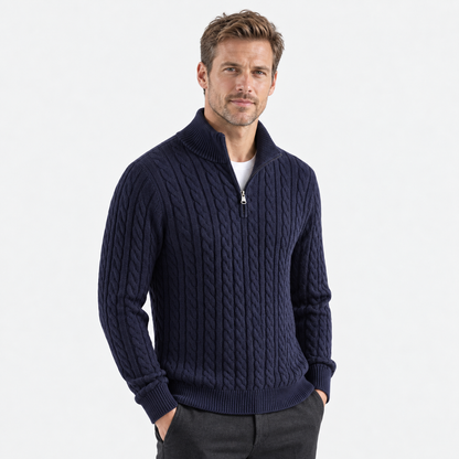 Deutsches Model im marineblauen Taebaek Zopfmuster-Pullover